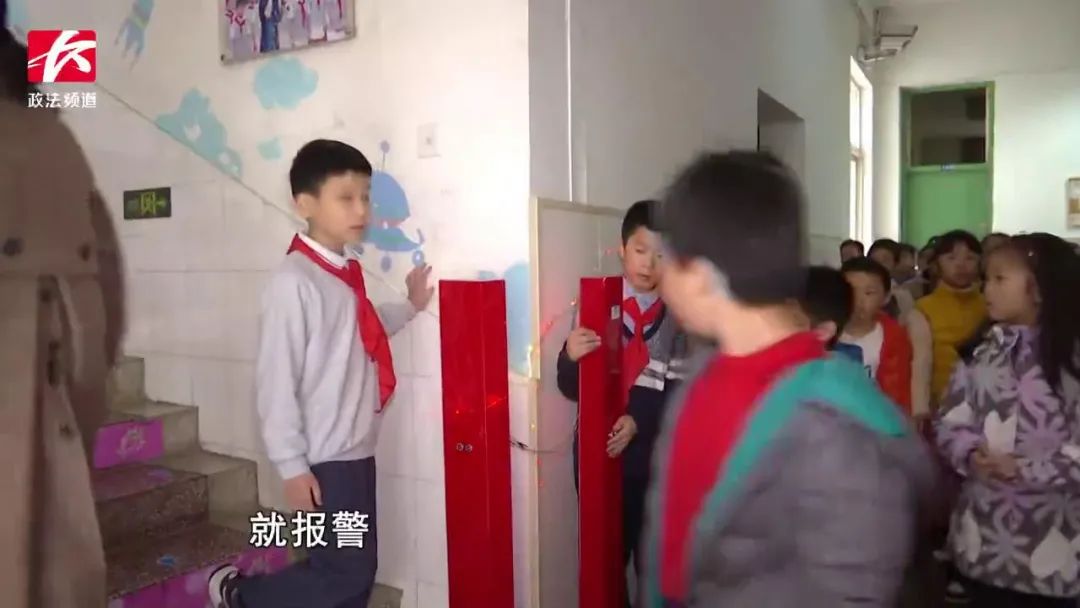 DƬ